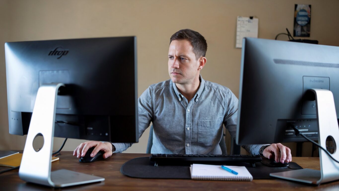 Melhores Monitores Secundários para usar em 2025 1 Melhor monitor secundario
